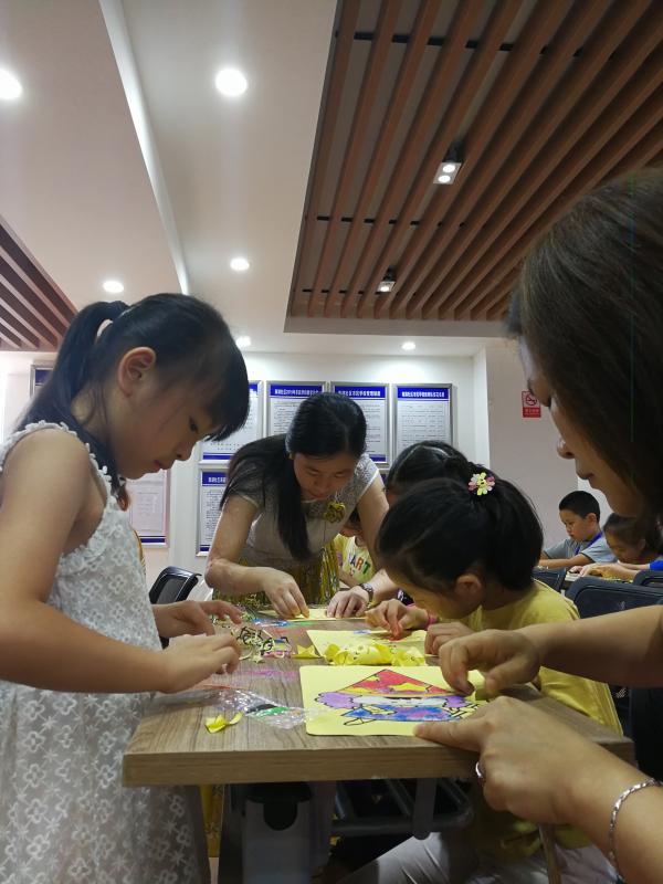 家长和孩子们共同作画.jpg