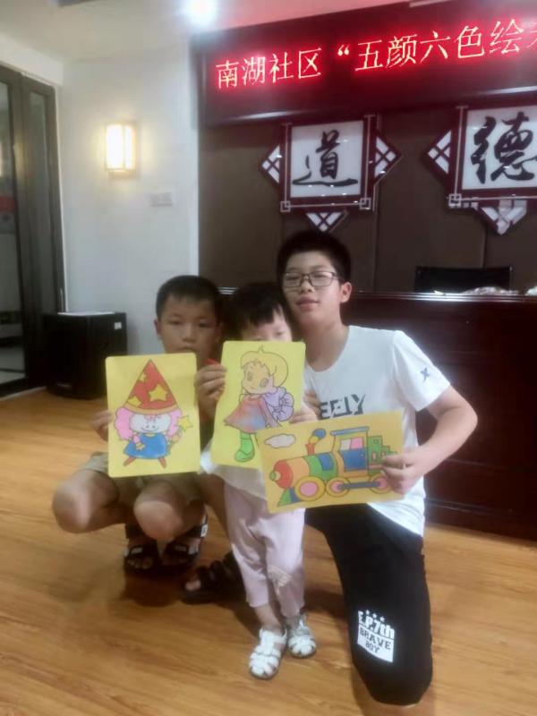 孩子们自豪的晒出自己的作品.jpg