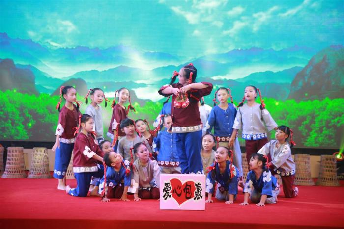 人民中心小学学生现场表演舞蹈《新鞋子》.jpg