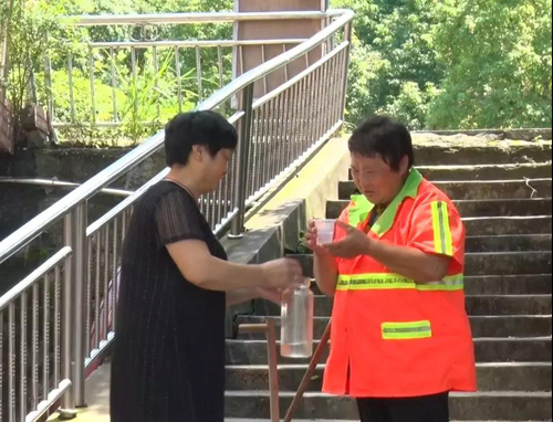 爱心商人尹美芬给谢三娥送水.jpg