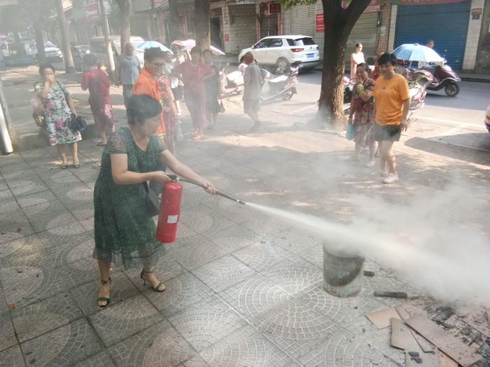 8.7消防培训居民.jpg