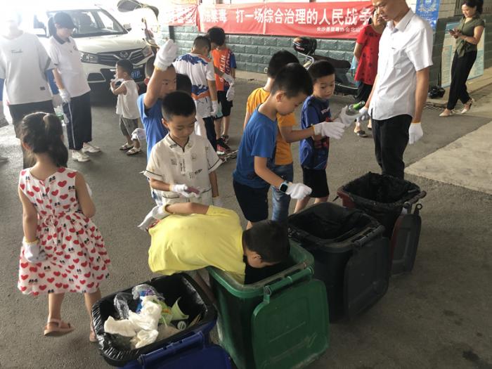 活学活用，孩子们现场分拣垃圾.jpg