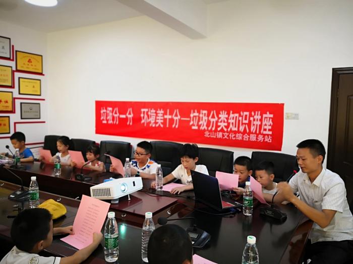长沙县北山镇福高村环保专干师恋为孩子们讲解垃圾分类知识.jpg
