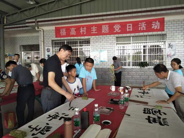书法家挥毫泼墨-图片来源-长沙县北山镇.jpg