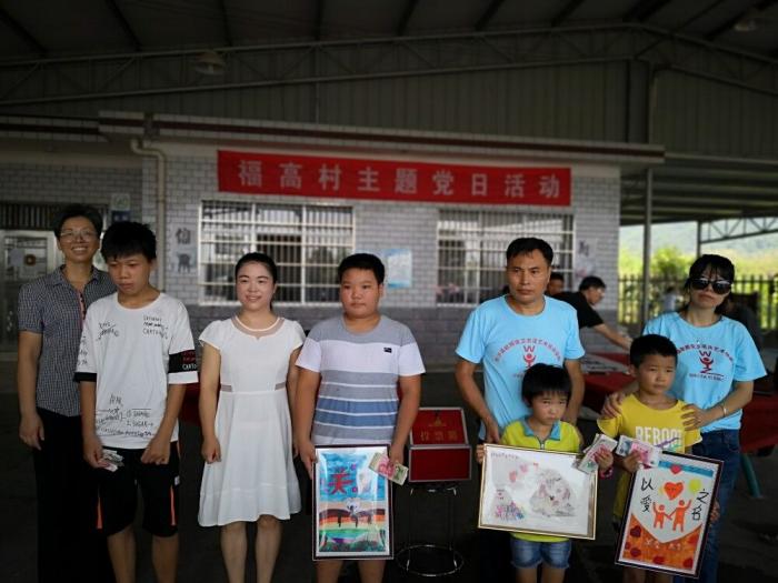 书画义卖筹得的爱心款当场资助4名贫困中小学生-图片来源-长沙县北山镇.jpg