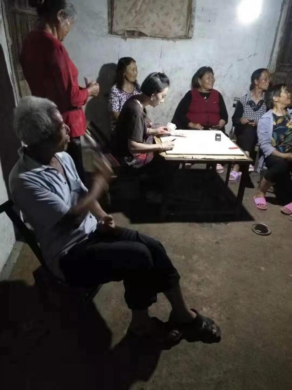 给村民们分红.jpg