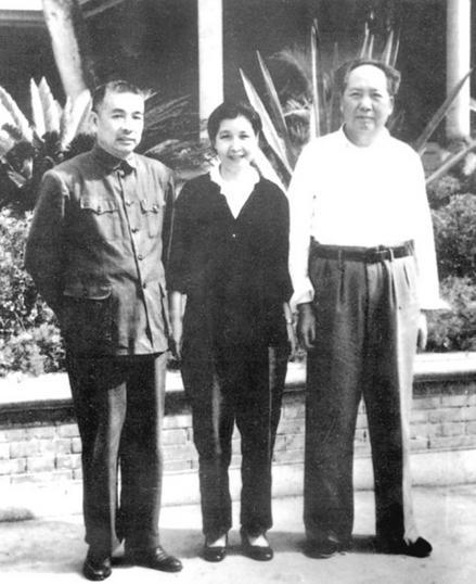 陶铸、曾志和毛主席照片.png