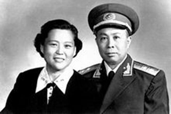 萧新槐玉妻子合影.png