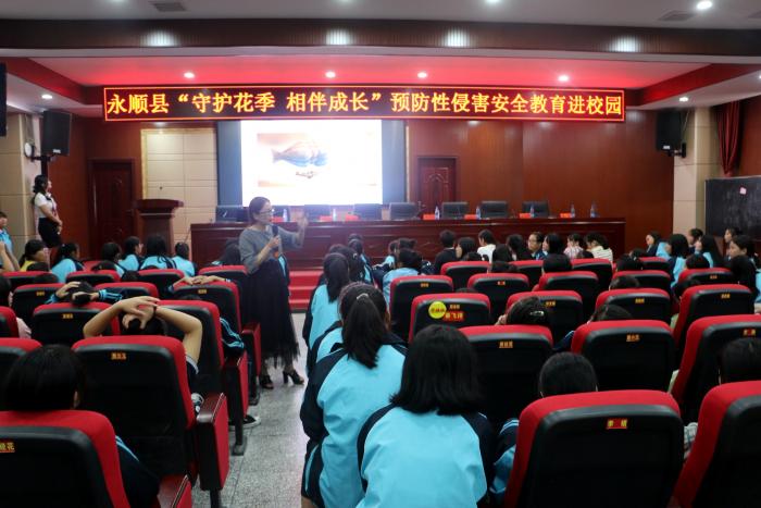 张荣老师授课.JPG