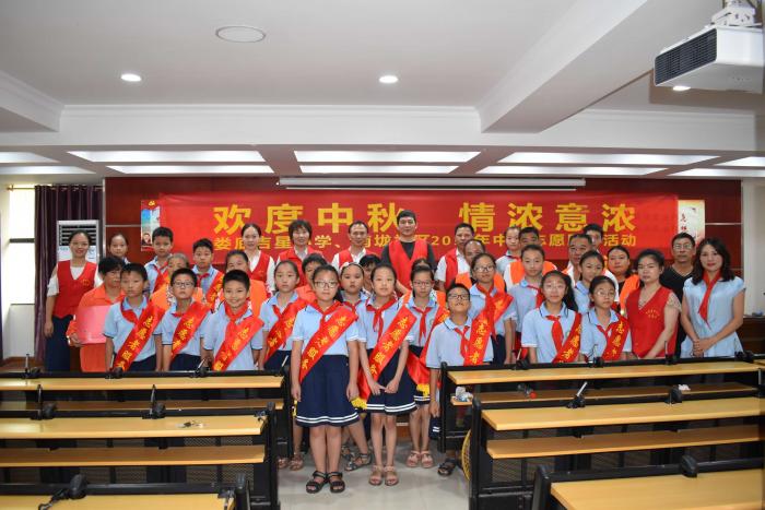 2019年9月12日拍照留恋，和环卫工人一起进行“中秋大团圆”合影.jpg