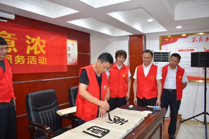 2019年9月12日娄底经济开发区书法美术家协会主席，彭桂文老先生，为南垅社区环卫工人题字“玩月圆梦”、“中秋快乐”。.jpg