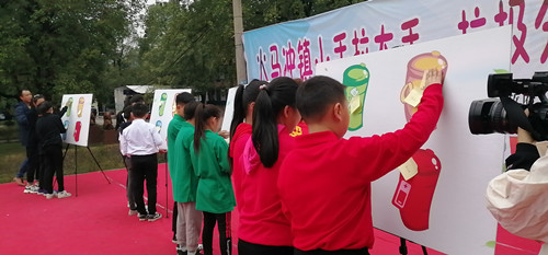 学生们开展垃圾分类游戏.jpg