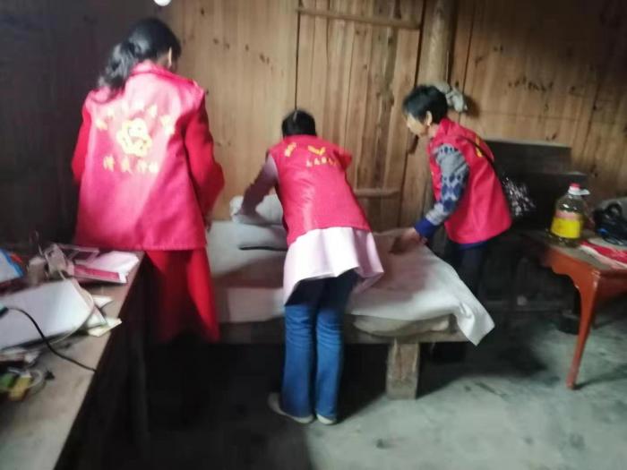 楠木冲村十一月份清爽行动为贫困户沈美庆打扫卫生.jpg