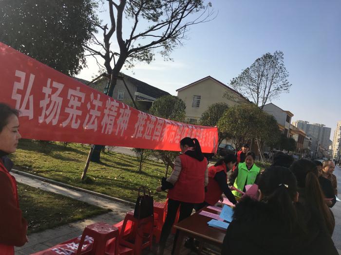 悬挂宣传标语.jpg