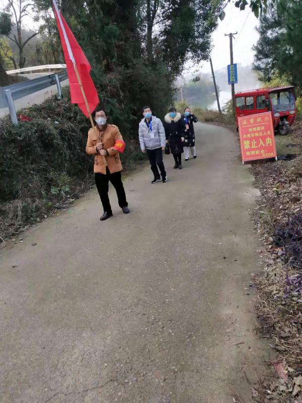 陈勇夫妇同竹茶冲村巡逻队宣传防疫知识.jpg