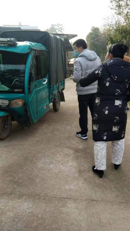 陈勇夫妇在竹茶冲村严守村关卡.jpg