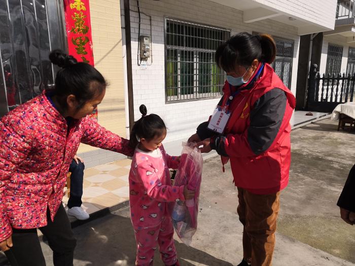 牛鼻滩镇关爱不缺保护不辍 (1).jpg