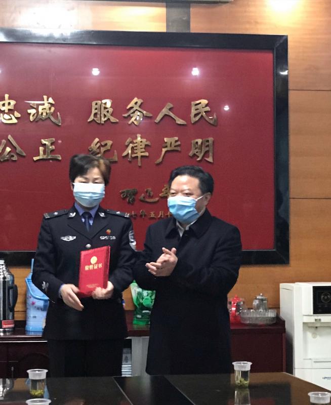 6衡阳县委书记曾秀为县公安局治安管理大队中队长汤学娥颁发县“三八红旗手”荣誉证书.jpg