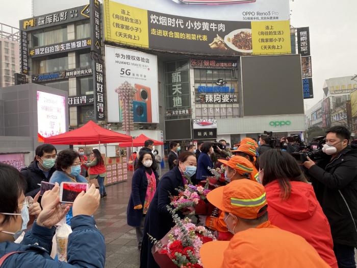 1省妇联党组书记、主席姜欣看望慰问长沙市环卫女工.jpg