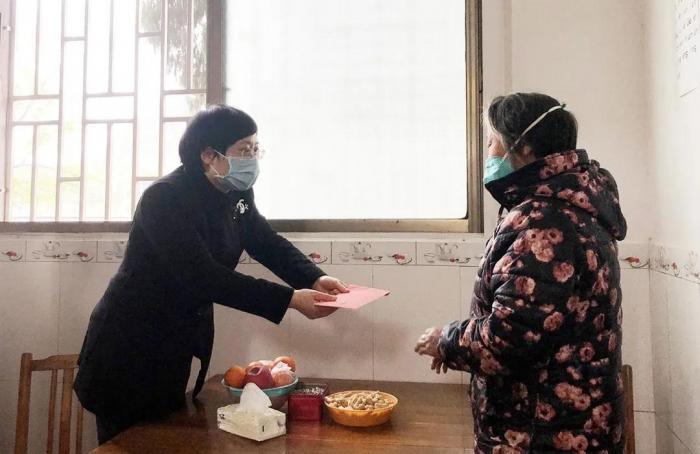 3郴州市妇联慰问劳累过度牺牲的宜章县笆篱镇桐木湾村党支书李志柱家属.jpg