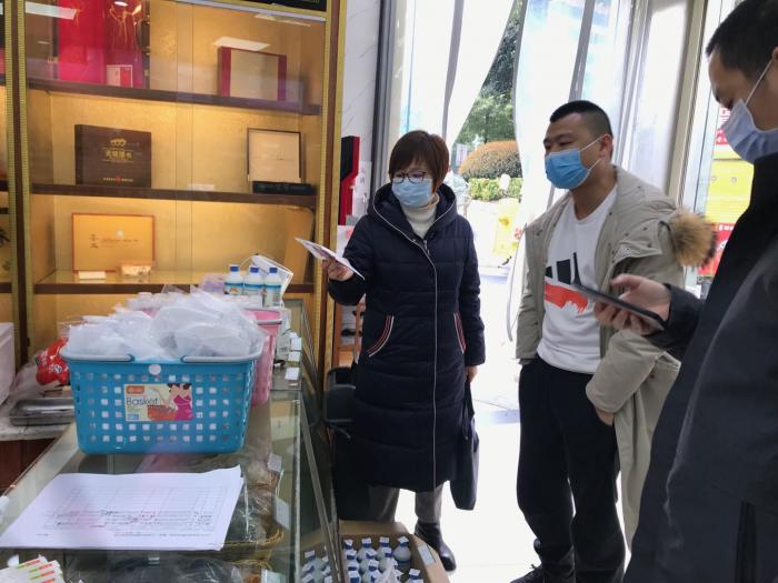 4省妇联权益部副部长罗琼下沉开福区留芳岭社区助力复工复产.jpg