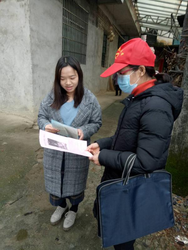 妇联主席刘雯发放维权知识宣传单.jpg