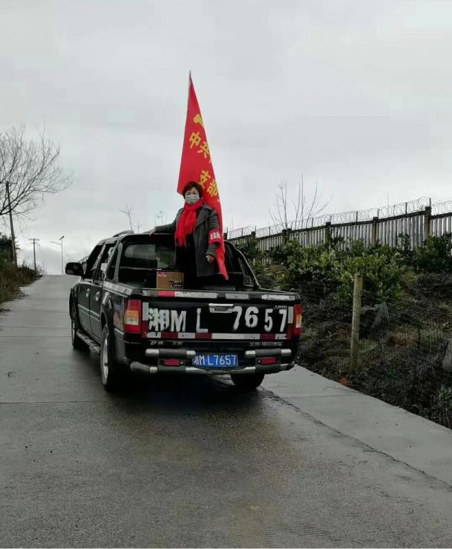 村妇联主席用喇叭深入各村组进行疫情防控宣传.jpg