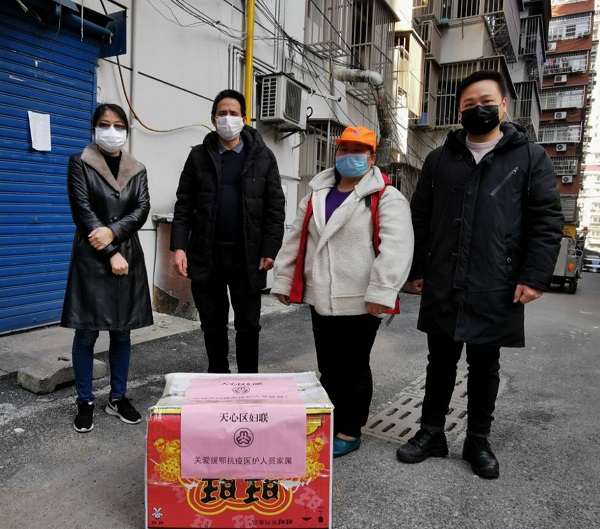 慰问医护人员家属图片.jpg
