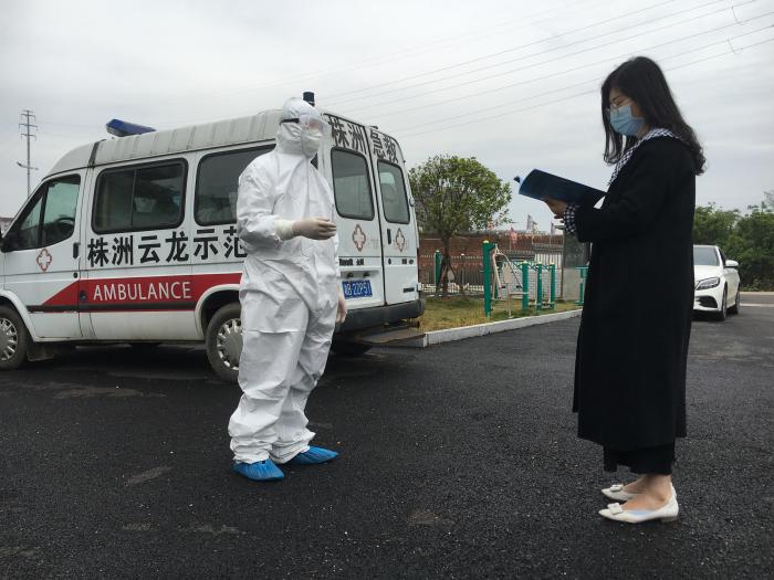 罗成医生为辖区居民发放新冠肺炎宣传手册.jpg
