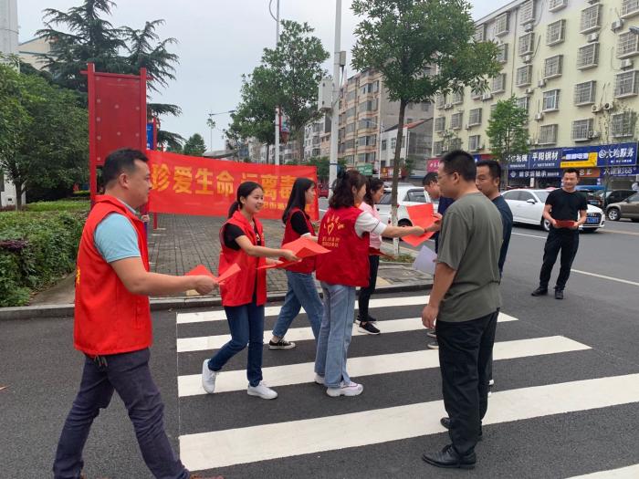 澧阳街道志愿者宣传禁毒知识1.jpg
