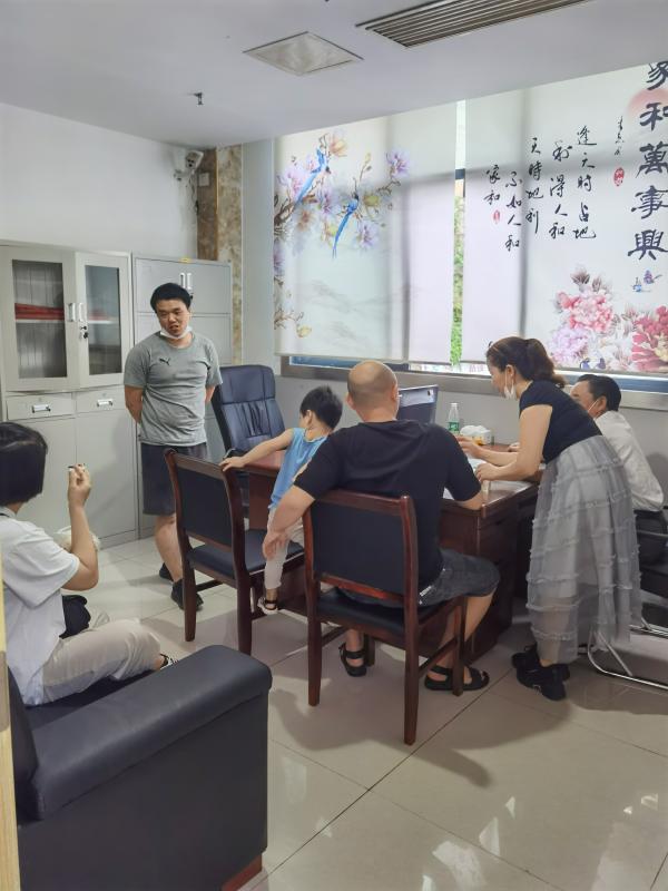 调解员积极调解家庭纠纷.jpg