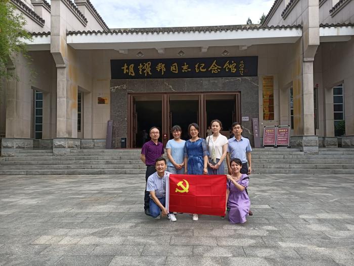 党员们在胡耀邦同志纪念馆前合影_看图王.jpg