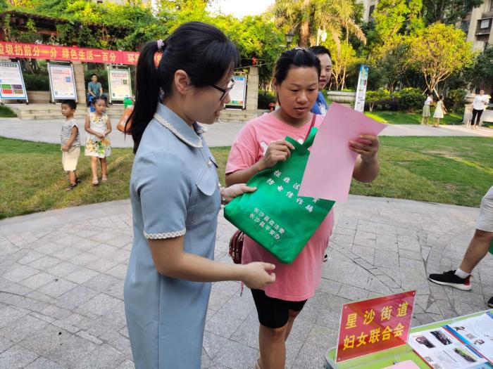 星沙街道妇联工作人员为居民要放平安建设资料.jpg