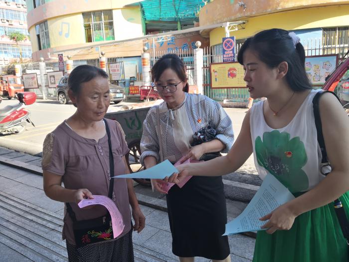 县妇联党员干部向群众发放倡议书.jpg