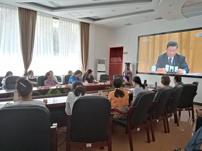 1省妇联机关全体人员集中收看表彰大会.jpg