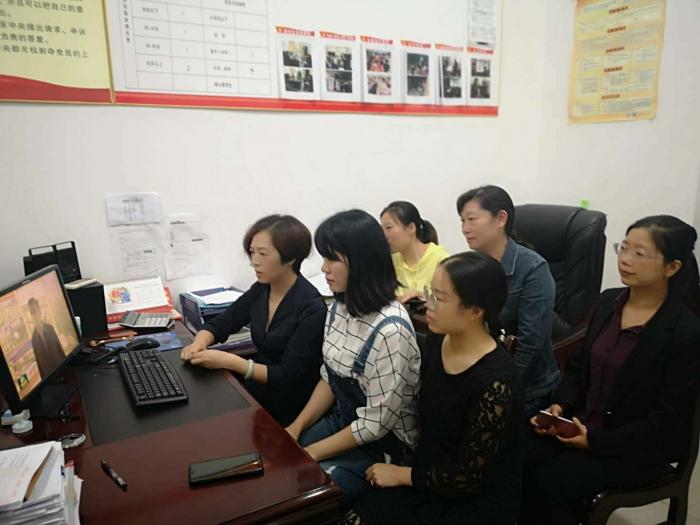 看新闻联播照片.jpg
