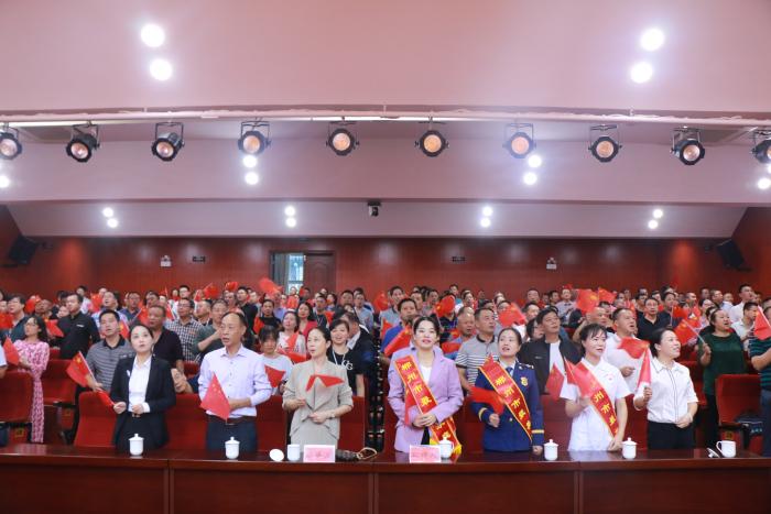与会人员共同唱响歌曲《歌唱祖国》.JPG