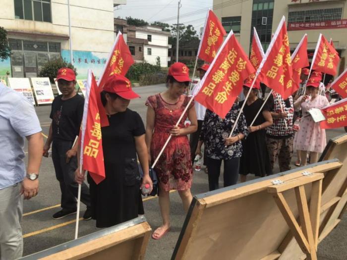巾帼志愿者流动宣传禁毒.jpg