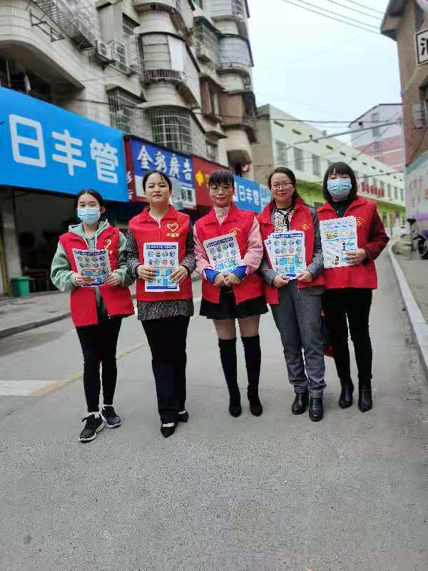 禁毒志愿者发放宣传资料.jpg