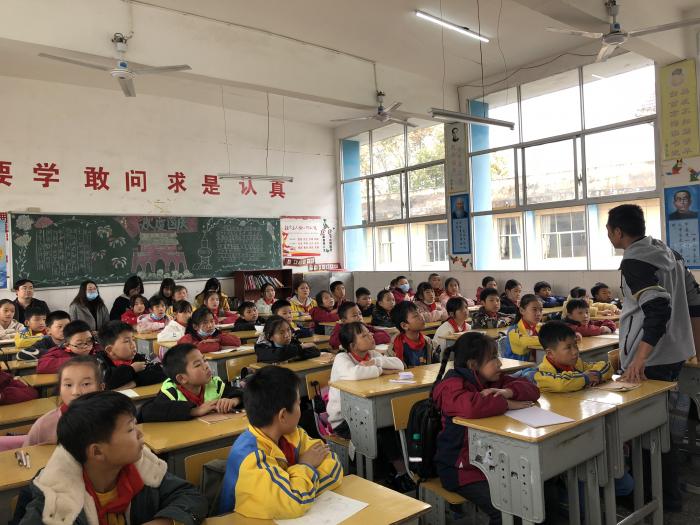 图为:梁强老师《突破思维定式》团辅活动剪影.jpg