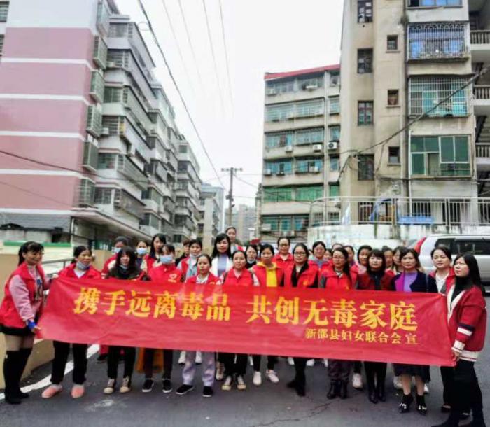 县妇联组织志愿者到移动公司宣传禁毒.jpg