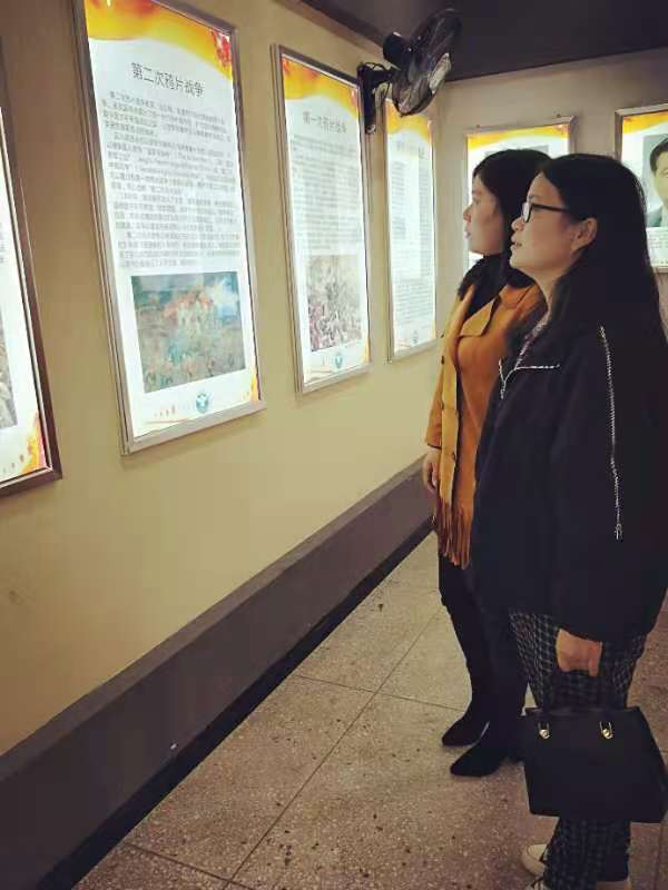县妇联干部到禁毒基地学习.jpg