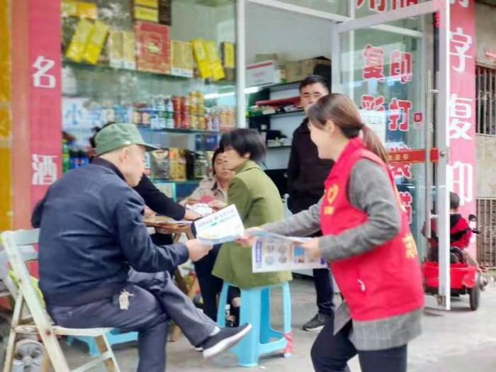 志愿者入户宣传禁毒.jpg