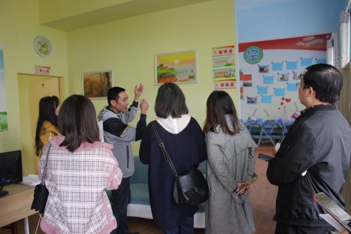 图为:梁强老师介绍“知心屋”的建设与管理.JPG