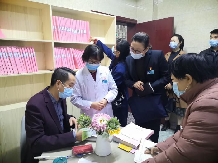 专家组在现场检查项目资料.jpg