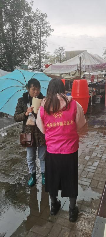 为行人发放反家庭暴力宣传资料1.jpg