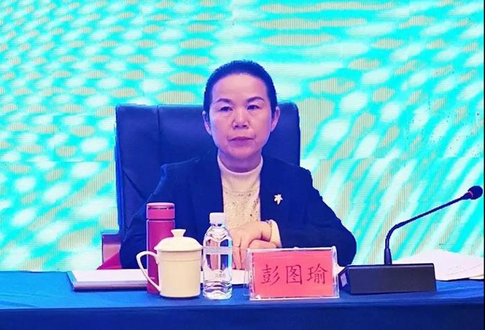 州妇儿工委副主任、州民政局党组书记、局长彭图瑜主持会议.jpg