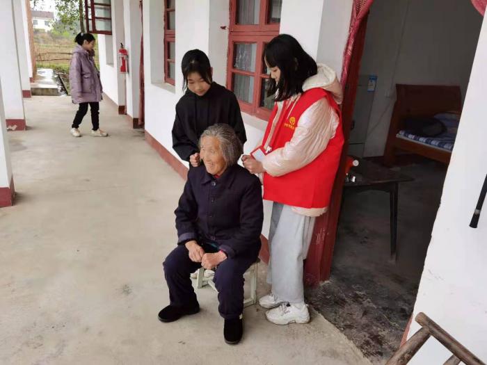 镇德桥：2021.03.05孝老爱老传爱心 雷锋精神永流传 (3).jpg