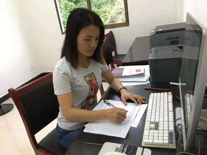 女书记.jpg