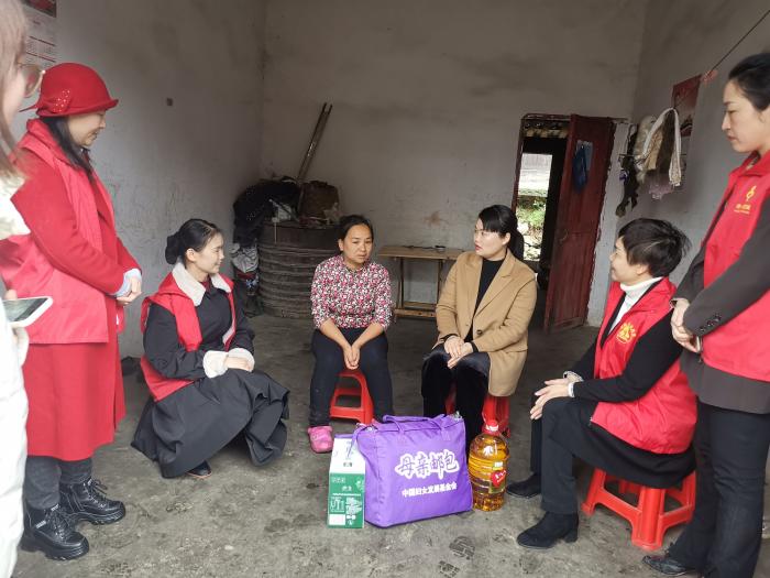 慰问困境母亲.jpg